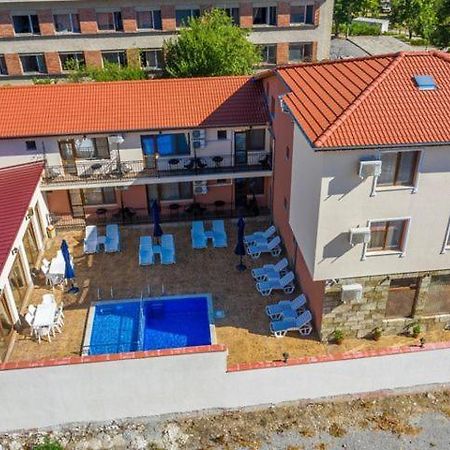 Family Hotel Preslav Exterior foto
