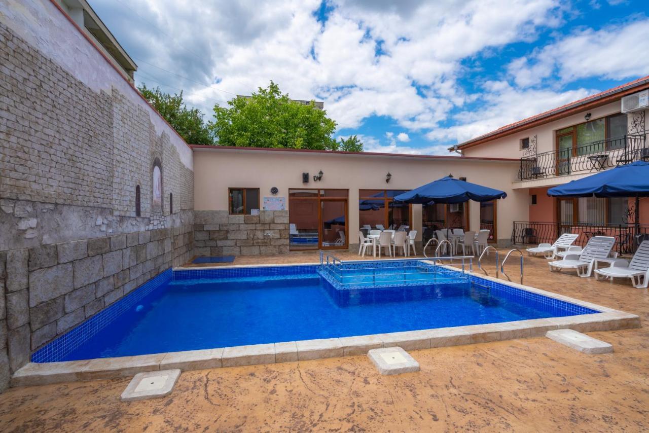 Family Hotel Preslav Exterior foto