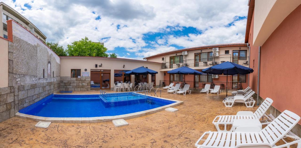 Family Hotel Preslav Exterior foto