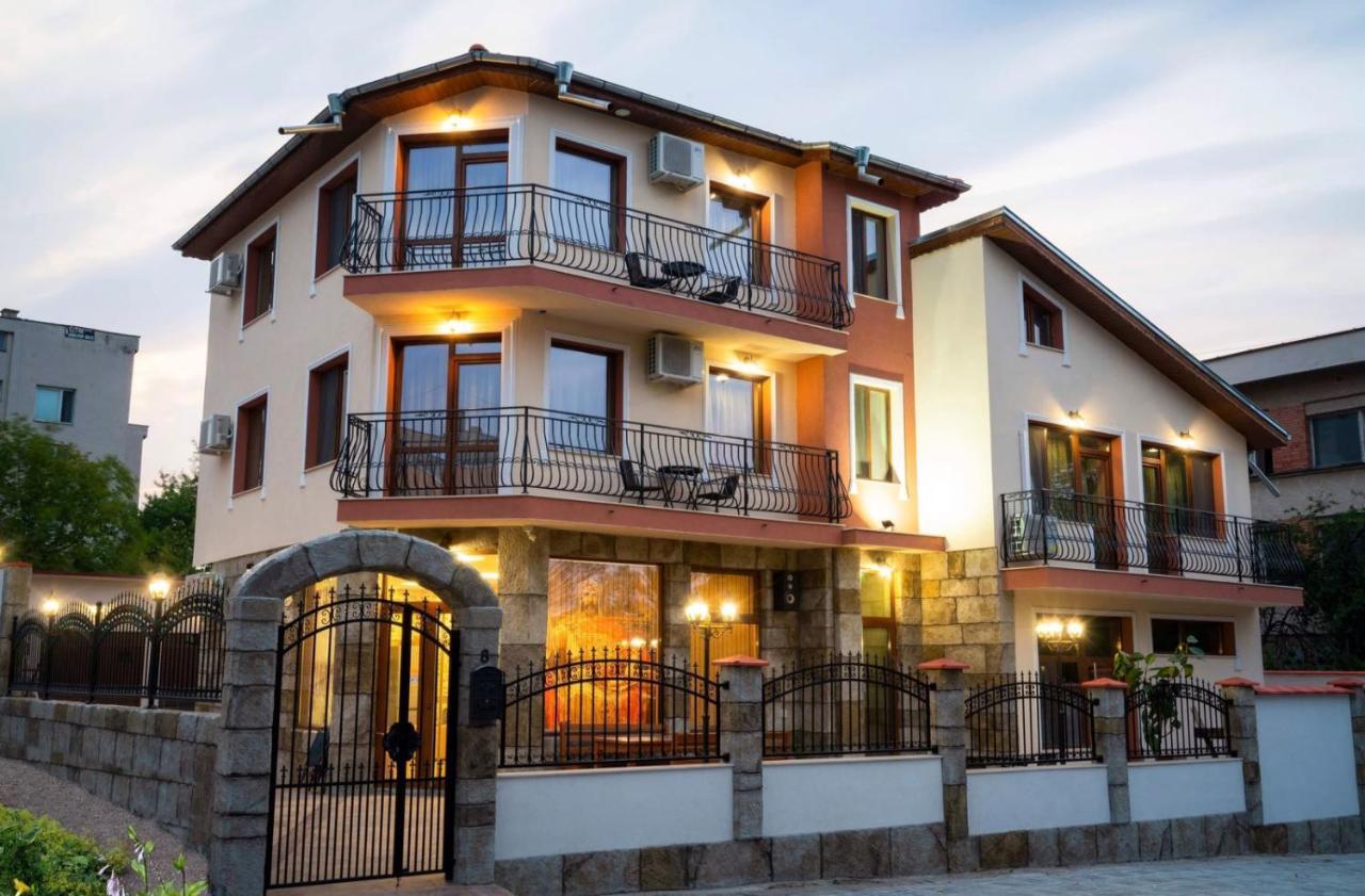 Family Hotel Preslav Exterior foto